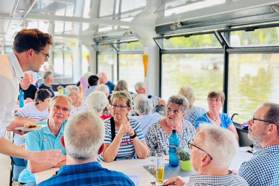 Volles Deck Bei Rheinschifffahrt Von B Rgermeisterkandidat Carsten Sin